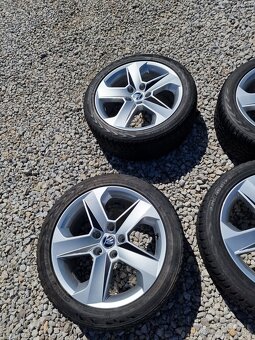 5x112 R17 orig. ŠKODA + 225/45 R17 zimné (Nokian) - 5