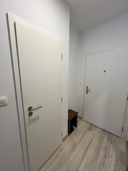 Komfortne zariadená garsónka s maximalizovaným úložným pries - 5