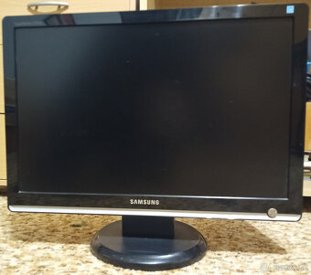 20/22" LCD monitory - 5