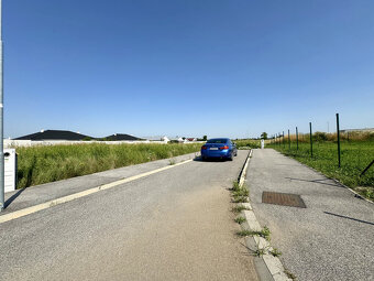 Krásny stavebný pozemok s platným stavebným povolením a proj - 5