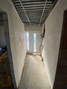 Exkluzívne rozostavaný dom a hosp. objekt v obci Veľké Lovce - 5