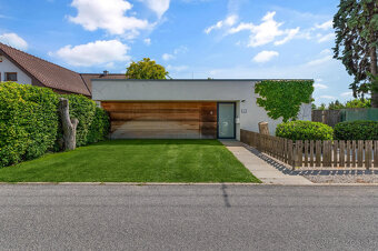 Moderný dom ukrytý za nenápadným vizuálom z ulice - 5