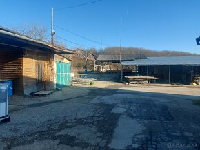 Predáma priemyselny pozemok so skladmi a budovami vo Svodíne - 5