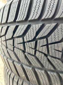 ZĽAVA 200€ - takmer nové zimné pneu Hankook 235/55 R18 - 5