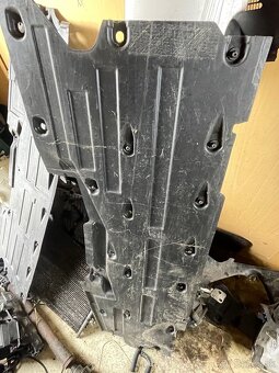 Oplastovanie podvozku Audi a8 d3 - 5