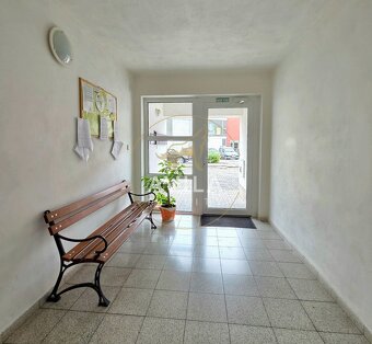 PREDAJ: Priestranný 4-izb byt, 2 balkóny, garáž_Nové Mesto n - 5