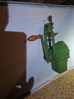 Mlyncek na orechy 2 - 5