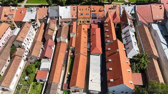 Historický dom v centre SNV – 2 byty + 15 prevádzok - 5