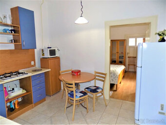 Na prenájom: veľký 2-izbový byt so záhradkou priamo v histor - 5