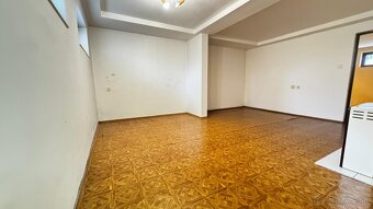 Dvojgeneračný rodinný dom v centre Majcichova – bývanie aj i - 5