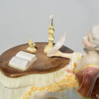 Royal Doulton Porcelánová soška - Pri písacom stolíku - 5
