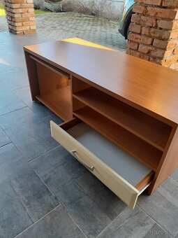 Stolíok pod TV. - 5