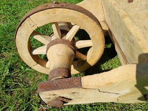 Starý drevený fúrik - tragač - barrow - wheelbarrow - 5