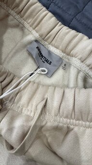 Fear of God Essentials tepláky – béžové - 5