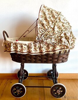 Starý proutěný kočárek - 5