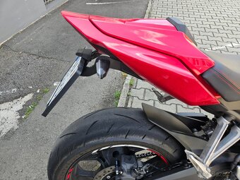 Honda CBR650R - 5