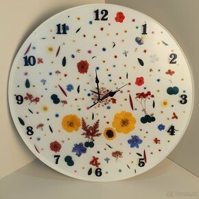 epoxidový stôl s orechom a kvetmi, hodiny z epoxidu - 5