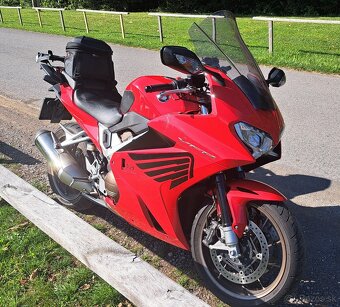 Honda VFR 800 F, posledny model 2014-2021,kup SR, minimum km - 5