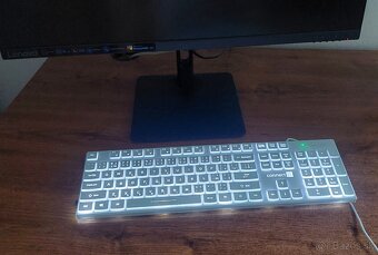 Počítač PC Gigabyte a monitor Lenovo 27 - 5