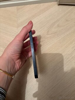 Cierny iphone 13 mini so sluchadkami a nabijackou - 5