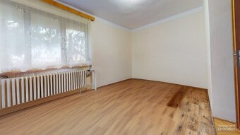 Na predaj: priestranný 5 izbový rodinný dom v obci Tôň ( - 5