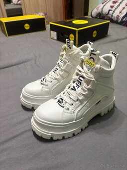 Damske členkové čižmy /tenisky Buffalo , vek,38 - 5