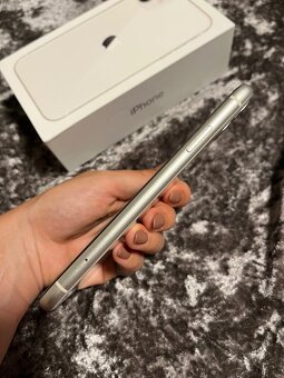 iPhone 11 128 GB, biely – top stav - 5
