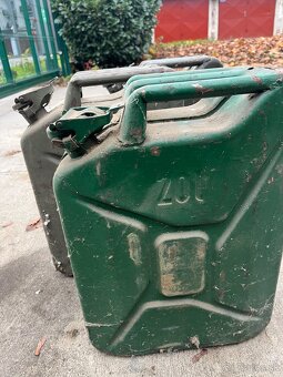 Kanistre na benzím - 5