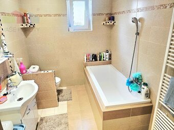 RODINNÝ DOM- VEĽKÉ CHLIEVANY- POZEMOK 1001 m2- 5 IZBOVÝ - 5