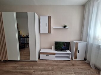 Kompletne zariadená garsónka s výhľadom, TV a internet v cen - 5