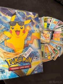 Pikachu album a 50 Pokémon originál kariet + silná V karta - 5