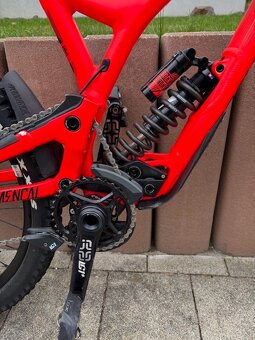 Predám zjazdový bicykel Commencal supreme V4 DH Race - 5