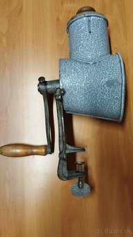 Velmi starý krásný velký mlýnek na strouhanku IDA se smaltem - 5