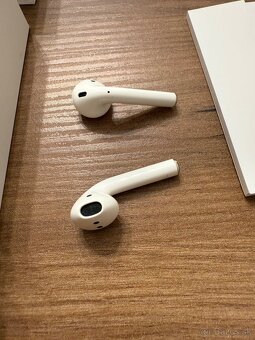 Apple AirPods 2. generácia s nabíjacím puzdrom + bal - 5
