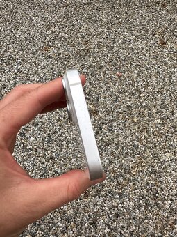 iPhone 14 - baterie 100% - 5