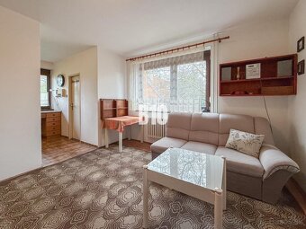 Priestranný rodinný dom s garážou na veľkom pozemku v obci V - 5