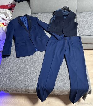 Tmavomodrý svadobný oblek + vesta Pavanna (ako nový) - 5