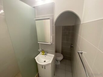 Moderne riešený byt s veľkou loggiou - 5