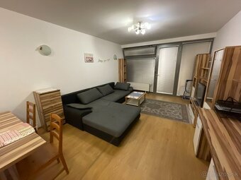 Priestranný 2 izbový byt na začiatku Petržalky - 5