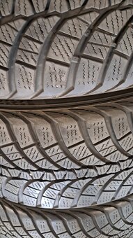 Predám 4ks jazdené zimné 225/45r18-95V Kumho - 5