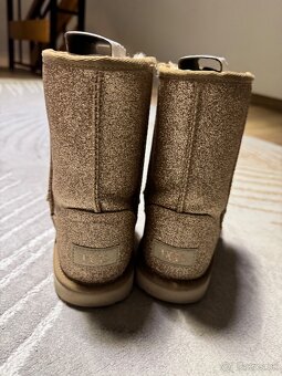 Ugg - 5