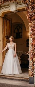 Svadobné šaty s jemne trblietavou sukňou - 5