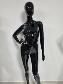 Dámska figurína čierna lesklá na predaj - 5