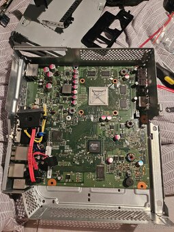 Xbox 360 Slim polep 250GB + ovládač - 5
