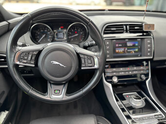 Jaguar XE benzin 2.0 R-Sport AT  - 74 000km - 5