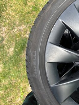 Predám zimné kolesá+pneumatiky Pirelli 255/40 R20 – Tesla Y - 5