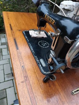 Starý šijací stroj, ale elektrický-funkčný - 5