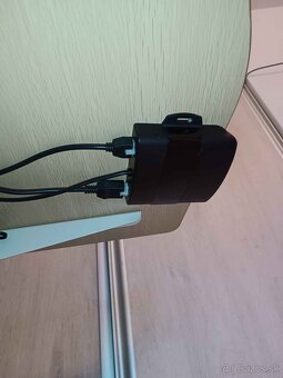Predám elektrický výškovo nastaviteľný PC stôl s výrezom - 5