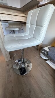 Barovy stôl so stoličkami - 5