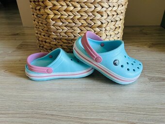 KRÁSNE ŠĽAPKY značky CROCS, PC 57 EUR - 5